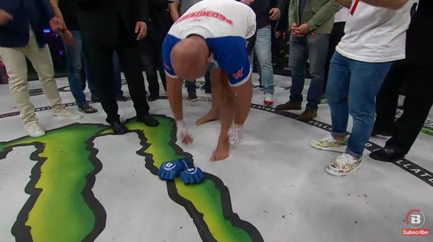 Федор Емельяненко положил перчатки. Федор Емельяненко положил перчатки.