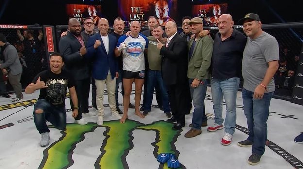 Легенды ММА вышли в клетку, чтобы отдать дань уважения Федору Емельяненко (в центре). Легенды ММА вышли в клетку, чтобы отдать дань уважения Федору Емельяненко (в центре).