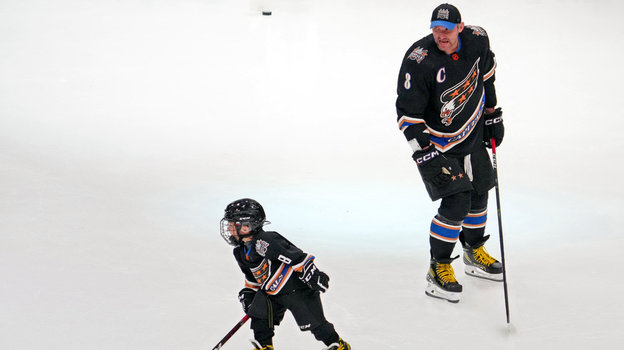 Александр Овечкин с сыном Сергеем на Матче звезд-2023 в Санрайзе 3 февраля. Фото USA Today Sports Александр Овечкин с сыном Сергеем на Матче звезд-2023 в Санрайзе 3 февраля. Фото USA Today Sports