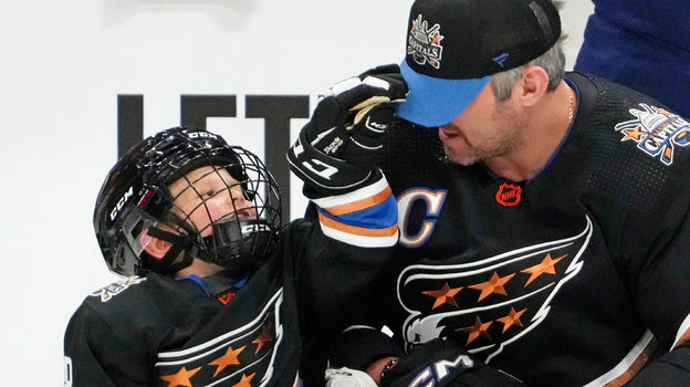 Александр Овечкин с сыном Сергеем на Матче звезд-2023 в Санрайзе 3 февраля. Фото USA Today Sports Александр Овечкин с сыном Сергеем на Матче звезд-2023 в Санрайзе 3 февраля. Фото USA Today Sports