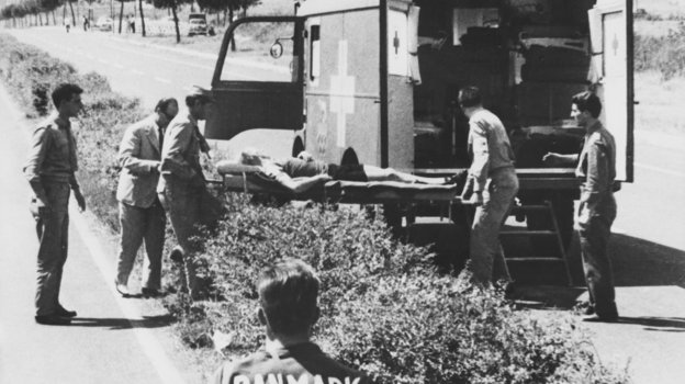 Медики увозят Кнуда Йенсена с трассы. Фото Getty Images Медики увозят Кнуда Йенсена с трассы. Фото Getty Images