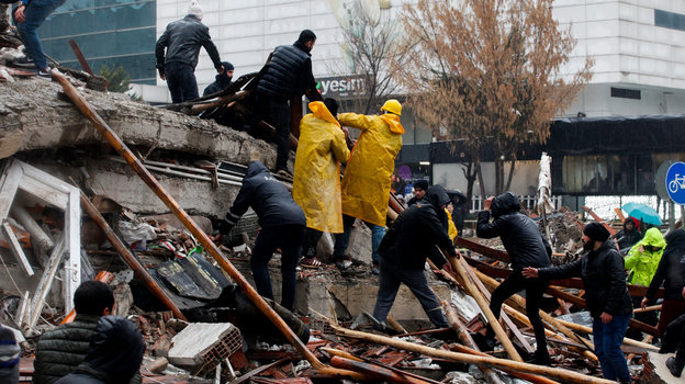 Многие люди помогают искать живых под завалами. Фото Global Look Press Многие люди помогают искать живых под завалами. Фото Global Look Press