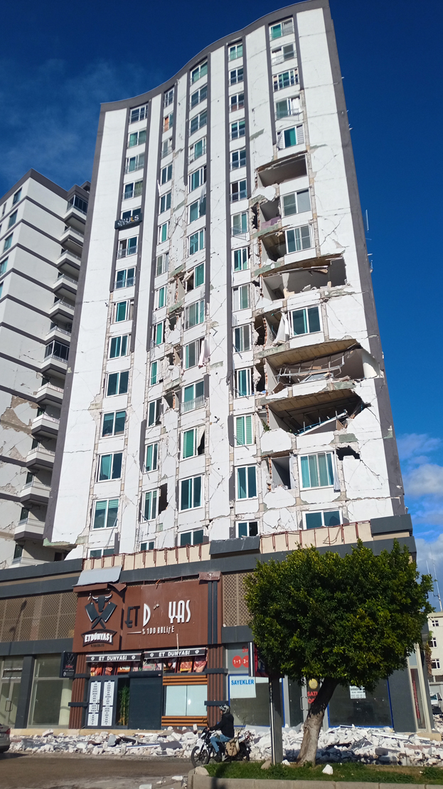 Некоторые здания получили повреждения и остаются в аварийном состоянии. Фото Global Look Press Некоторые здания получили повреждения и остаются в аварийном состоянии. Фото Global Look Press