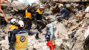 Спасатели продолжают поиски живых людей под обломками.