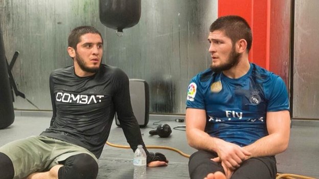 Ислам Махачев и Хабиб Нурмагомедов. Фото Соцсети Ислам Махачев и Хабиб Нурмагомедов. Фото Соцсети