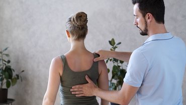 Специалист осматривает пациентку.