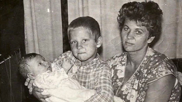 Федор Емельяненко с мамой и новорожденным братом Александром. Фото из личного архива, Соцсети Федор Емельяненко с мамой и новорожденным братом Александром. Фото из личного архива, Соцсети