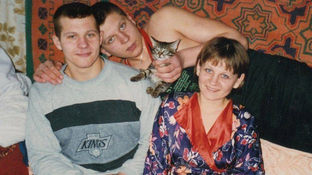 Александр и Федор Емельяненко с сетсрой и котенком. Фото из личного архива, Соцсети Александр и Федор Емельяненко с сетсрой и котенком. Фото из личного архива, Соцсети