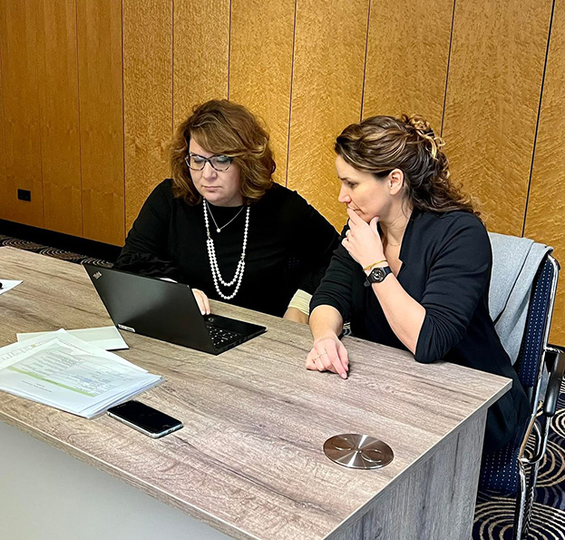 Александра Ксантаки (слева) за работой. Фото Соцсети Александра Ксантаки (слева) за работой. Фото Соцсети