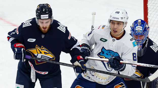 Григорий Дронов в борьбе у ворот. Фото ХК «Металлург» Григорий Дронов в борьбе у ворот. Фото ХК «Металлург»