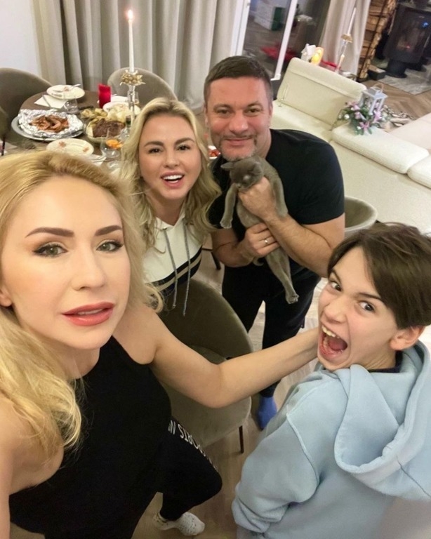 Анна Семенович в компании семьи Анастасии Гребенкиной. Фото Соцсети Анна Семенович в компании семьи Анастасии Гребенкиной. Фото Соцсети