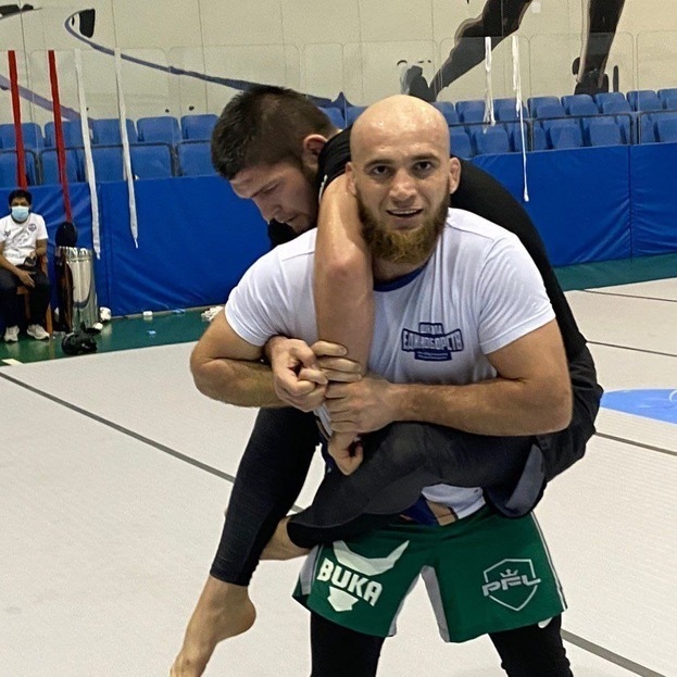 Мовлид Хайбулаев в кэмпе Хабиба перед поединком с Джастином Гэтжи. Фото Соцсети Мовлид Хайбулаев в кэмпе Хабиба перед поединком с Джастином Гэтжи. Фото Соцсети