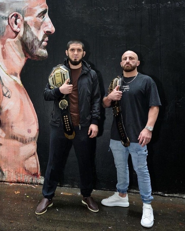 Ислам Махачев и Алекс Волкановски. Фото Соцсети Ислам Махачев и Алекс Волкановски. Фото Соцсети