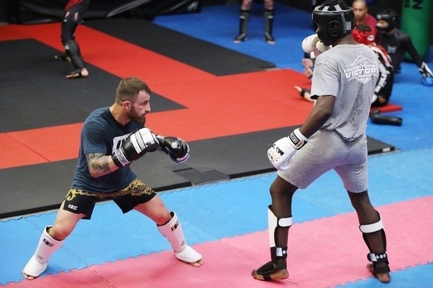 Александр Волкановски в спарринге со средневесом Израэлем Адесаньей. Фото Соцсети Александр Волкановски в спарринге со средневесом Израэлем Адесаньей. Фото Соцсети