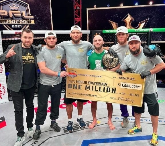 Хайбулаев с поясом «Гран-при» PFL и выигранным чеком на миллион долларов. Фото Соцсети Хайбулаев с поясом «Гран-при» PFL и выигранным чеком на миллион долларов. Фото Соцсети