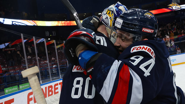 Эдвард Паскуале и Егор Коробкин празднуют победу над СКА. Фото ХК «Металлург» Эдвард Паскуале и Егор Коробкин празднуют победу над СКА. Фото ХК «Металлург»