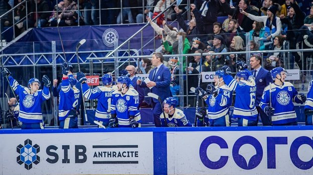 Эмоции игроков, тренера и болельщиков «Сибири». Фото ХК «Сибирь» Эмоции игроков, тренера и болельщиков «Сибири». Фото ХК «Сибирь»