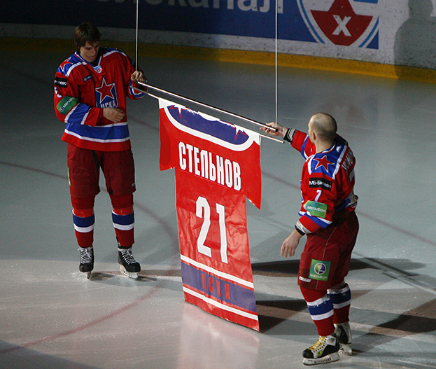 Свитер Игоря Стельнова поднимают под своды арены ЦСКА в 2011 году. Фото Алексей Иванов, архив «СЭ» Свитер Игоря Стельнова поднимают под своды арены ЦСКА в 2011 году. Фото Алексей Иванов, архив «СЭ»