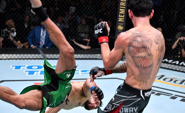 Яир Родригес бьет хайкик-колесо в бою с Максом Холлоуэем. Фото Zuffa LLC Яир Родригес бьет хайкик-колесо в бою с Максом Холлоуэем. Фото Zuffa LLC