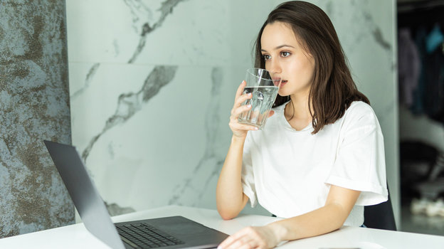 Рекомендуется пить достаточно воды для организма. Фото Freepik/freepik Рекомендуется пить достаточно воды для организма. Фото Freepik/freepik