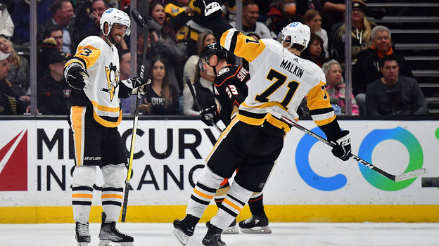Евгений Малкин (№71) поздравляет с голом Пьера-Оливье Жозефа во втором периоде матча «Анахайм» — «Питтсбург» (3:6) в Анахайме 10 февраля.