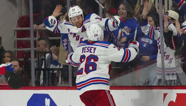 Артемий Панарин и Джимми Веси празднуют заброшенную шайбу.