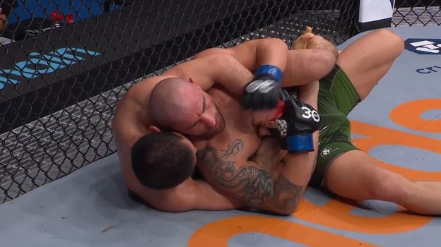 Ислам Махачев и Алекс Волкановски во время боя. Ислам Махачев и Алекс Волкановски во время боя.