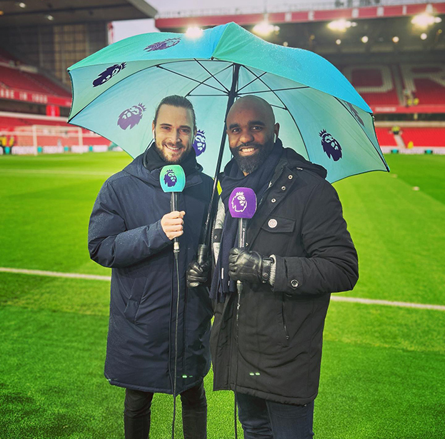 Флоран Синама-Понголь работает репортером на матче АПЛ. Фото Соцсети Флоран Синама-Понголь работает репортером на матче АПЛ. Фото Соцсети