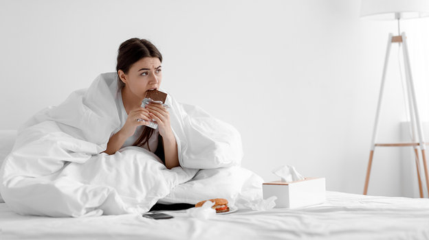 Девушка с шоколадом. Фото istockphoto.com Девушка с шоколадом. Фото istockphoto.com