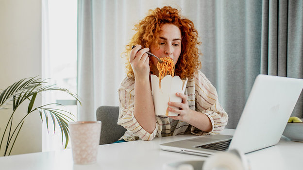 Девушка ест лапшу. Фото istockphoto.com Девушка ест лапшу. Фото istockphoto.com