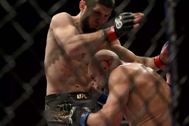 Махачев пробивает Волкановски колено. Фото MMAJunkie Махачев пробивает Волкановски колено. Фото MMAJunkie
