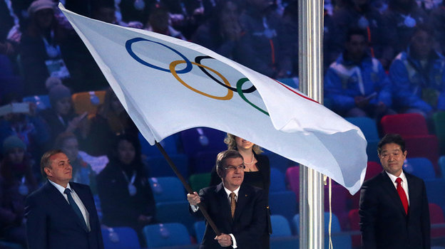Томас Бах с флагом Олимпийских игр. Фото Global Look Press Томас Бах с флагом Олимпийских игр. Фото Global Look Press
