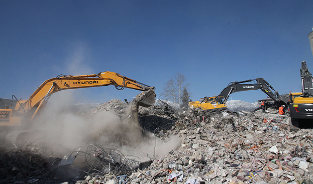 Турецкие спасатели расчищают завалы в Газиантепе. Фото Global Look Press Турецкие спасатели расчищают завалы в Газиантепе. Фото Global Look Press