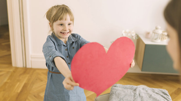 Девочка с сердцем. Фото Freepik Девочка с сердцем. Фото Freepik