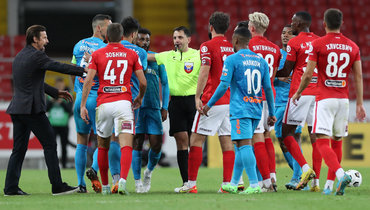 Павел Кукуян (в центре) в окружении игроков «Спартака» и «Зенита» после стычки в матче.