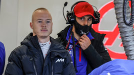 Мазепин доехал до подиума в новой серии после скандалов. Другие россияне гоняют за островное государство размером с город