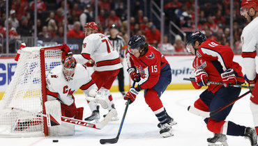 Форварды «Вашингтона» Сонни Милано и Никлас Бэкстрем у ворот «Каролины».