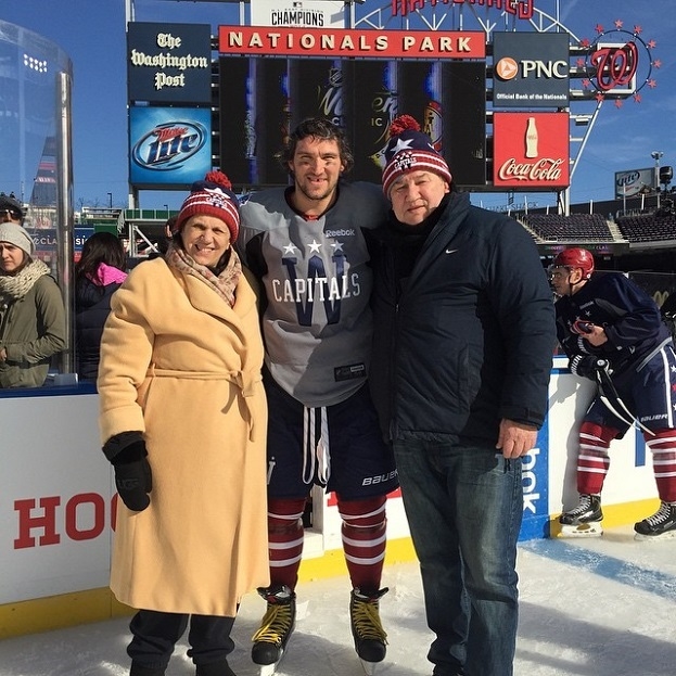 Александр Овечкин с родителями после НХЛ. Фото Соцсети Александр Овечкин с родителями после НХЛ. Фото Соцсети