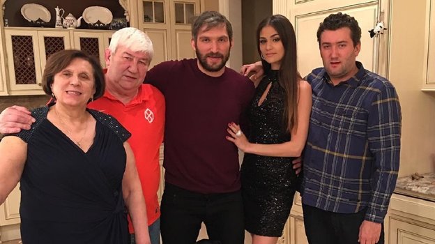 Александр Овечкин со своей семьей. Фото Соцсети Александр Овечкин со своей семьей. Фото Соцсети