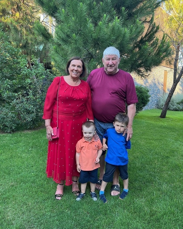 Родители Александра Овечкина с его сыновьями. Фото Соцсети Родители Александра Овечкина с его сыновьями. Фото Соцсети