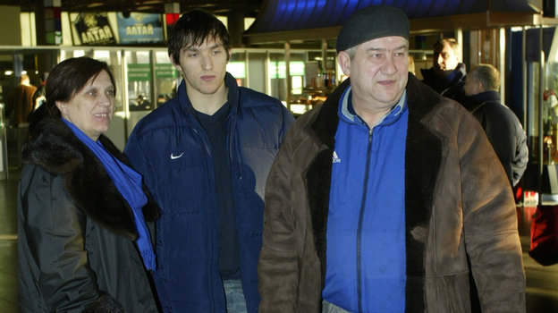 Александр Овечкин с родителями перед вылетом на молодежный чемпионат мира. Фото Григорий Филиппов Александр Овечкин с родителями перед вылетом на молодежный чемпионат мира. Фото Григорий Филиппов