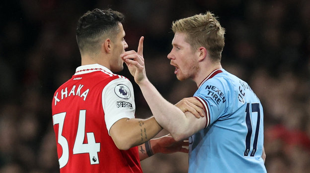 Полузащитник «Арсенала» Гранит Джака и игрок «Ман Сити» Кевин де Брейне. Фото Reuters Полузащитник «Арсенала» Гранит Джака и игрок «Ман Сити» Кевин де Брейне. Фото Reuters