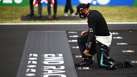 Хэмилтон возмущен запретом вставать на колено перед гонками. «Формула-1» на его стороне