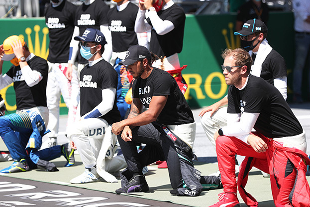 Льюис Хэмилтон вместе с другими гонщиками преклоняет колено перед гонкой. Фото Global Look Press Льюис Хэмилтон вместе с другими гонщиками преклоняет колено перед гонкой. Фото Global Look Press