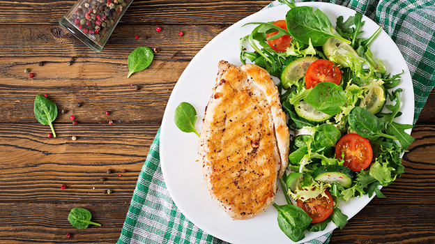 Белковый салат с курицей. Фото Freepik/timolina Белковый салат с курицей. Фото Freepik/timolina