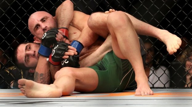 Волкановски в партере с Махачевым. Фото MMAJunkie Волкановски в партере с Махачевым. Фото MMAJunkie