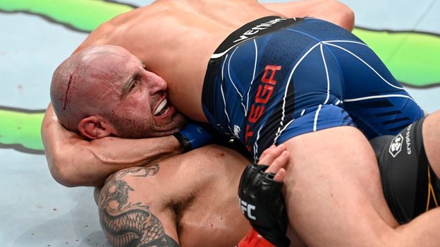 Волкановски в гильотине Ортеги. Фото Zuffa LLC Волкановски в гильотине Ортеги. Фото Zuffa LLC