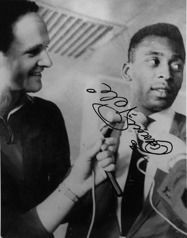 Владимир Писаревский берет первое в Советском Союзе интервью у Пеле. Фото из личного архива Владимир Писаревский берет первое в Советском Союзе интервью у Пеле. Фото из личного архива