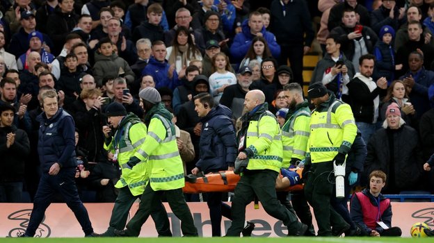 Сесара Аспиликуэту уносят на носиках. Фото Reuters Сесара Аспиликуэту уносят на носиках. Фото Reuters