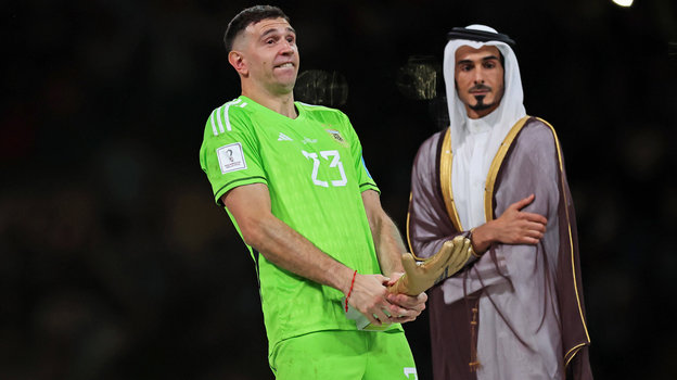 Эмилиано Мартинес во время награждения на чемпионате мира в Катаре. Фото Global Look Press Эмилиано Мартинес во время награждения на чемпионате мира в Катаре. Фото Global Look Press